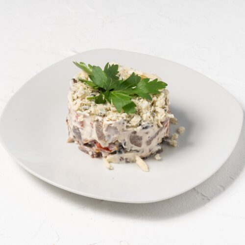 Салат с языком и сыром блю